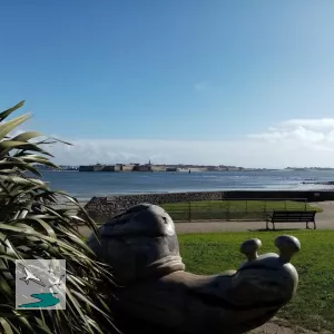 Vue depuis Larmor-Plage sur la citadelle de Port-Louis